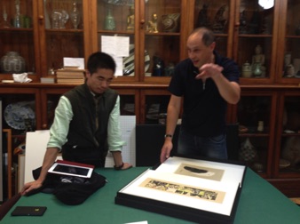 Professor Luo Xiangke 
examine prints from
The School of Art Collection